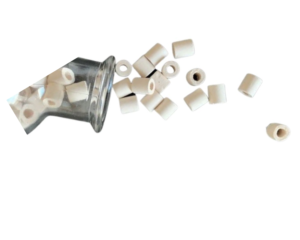 Les perles de céramique sont souvent utilisées dans les carafes ou les bouteilles d'eau pour purifier l'eau et améliorer son goût. Les perles de céramique sont faites d'argile et d'autres minéraux naturels qui sont cuits à haute température pour créer une surface poreuse. Cette surface poreuse est conçue pour piéger les impuretés de l'eau et libérer des minéraux bénéfiques.